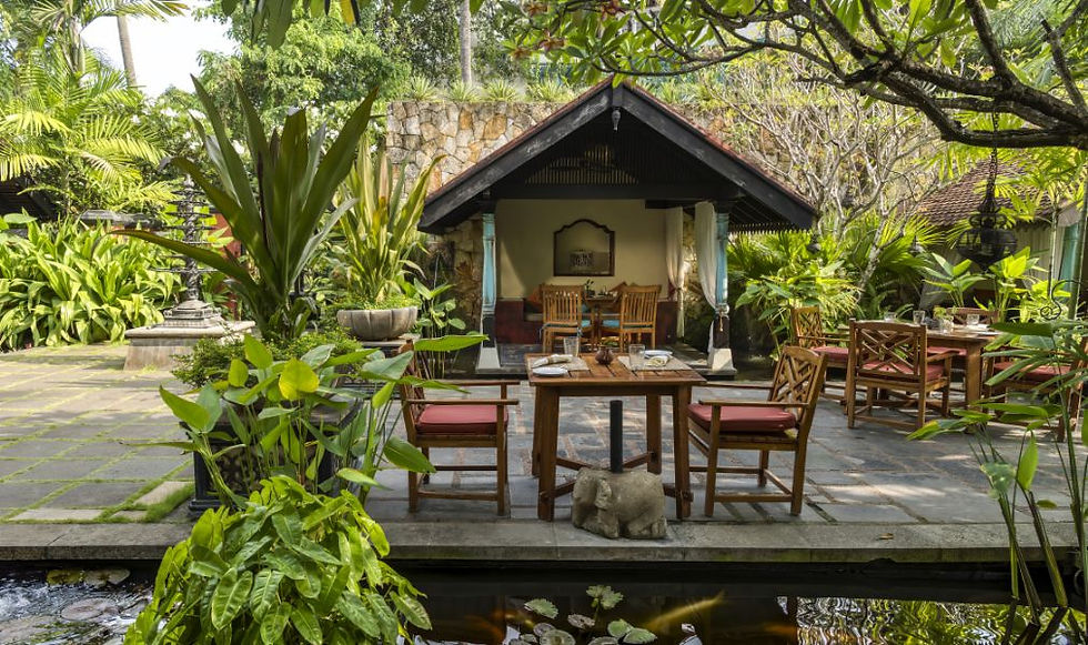 уютные персональные столики на улице в саду ресторана Villa Maya