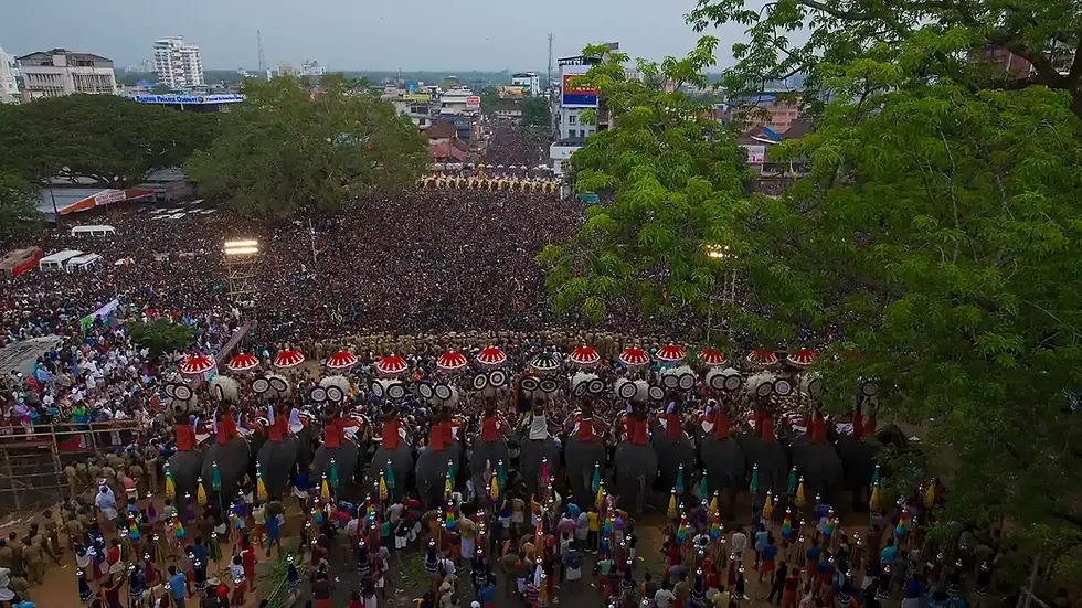 панорама площади Thekkinkadu Maidan в момент Kudamattam