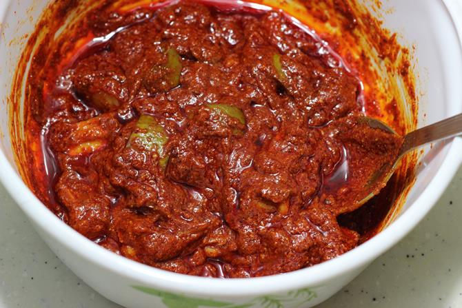 Manga achar (пиклы из манго) в тарелке. Керала
