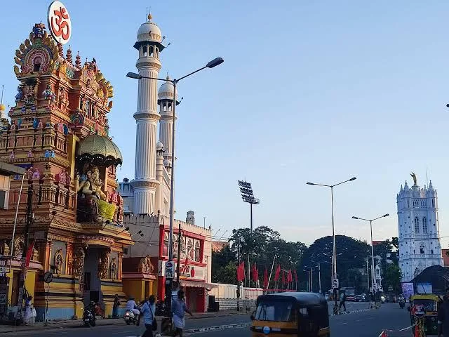 фотография района Palayam (Палаям) в Тривандруме: Palayam Juma Masjid, Sakthi Vinayaka Temple и St. Joseph’s Cathedral